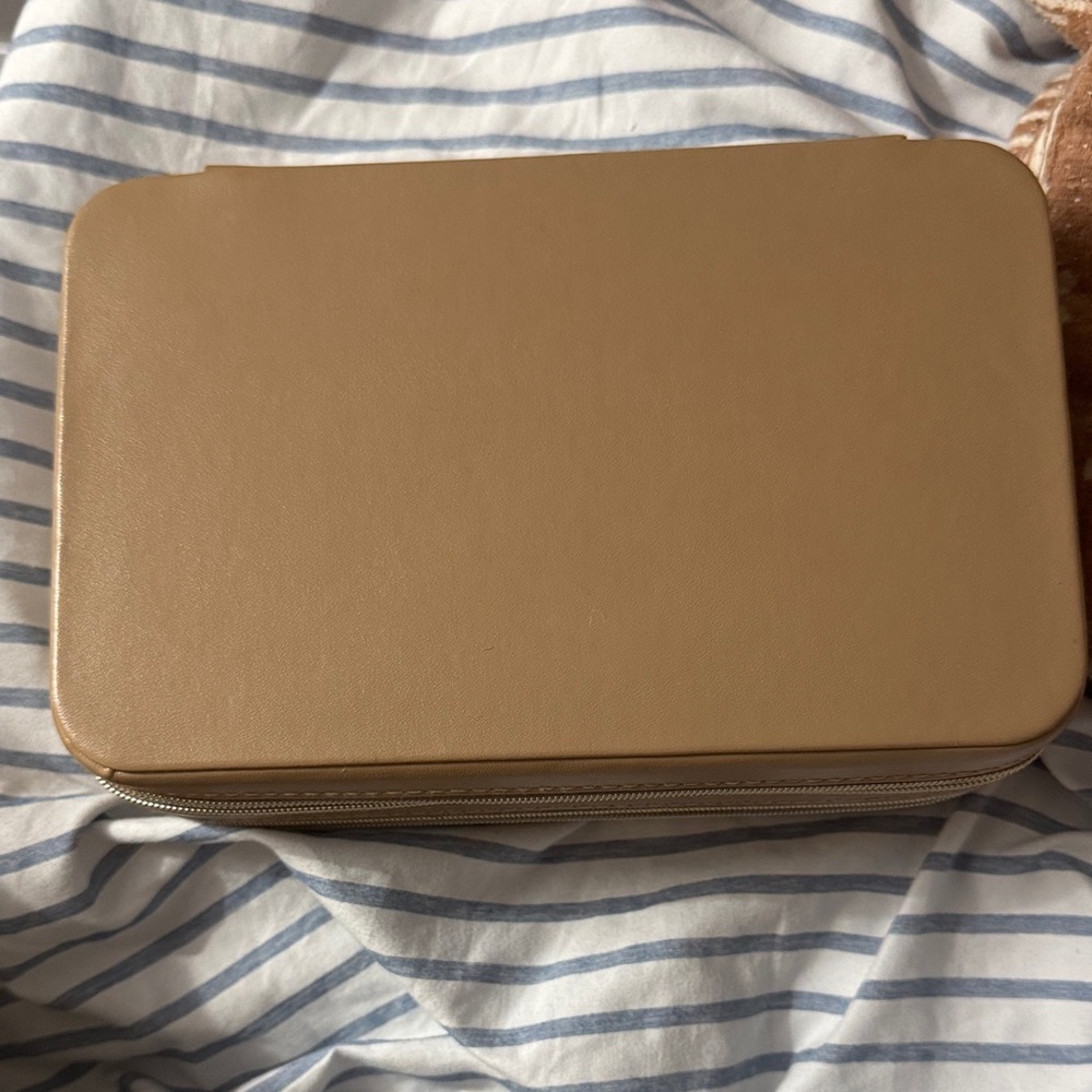 Brown jewelry holder
